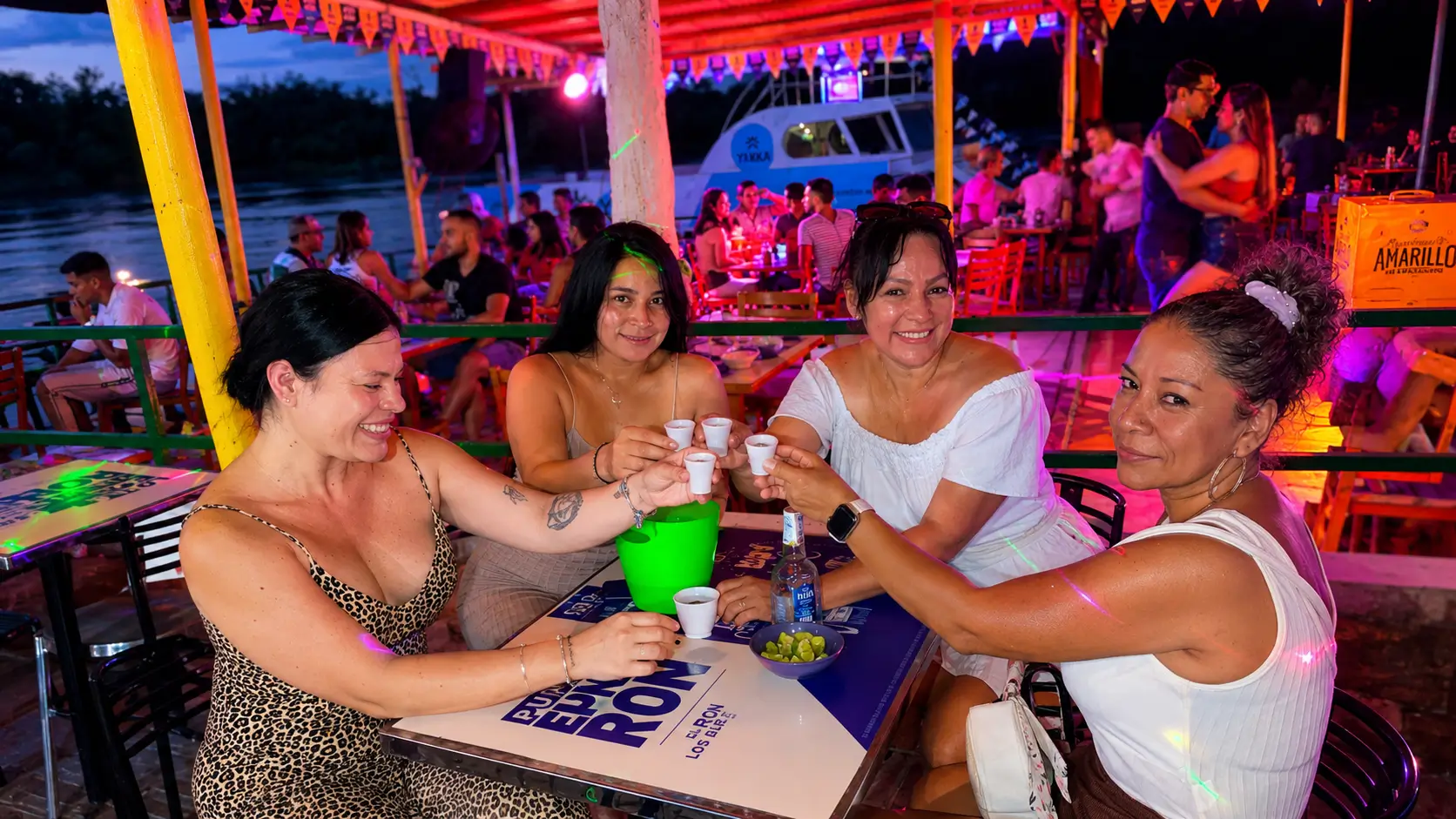Amigos disfrutando una noche en Zona Refrescante